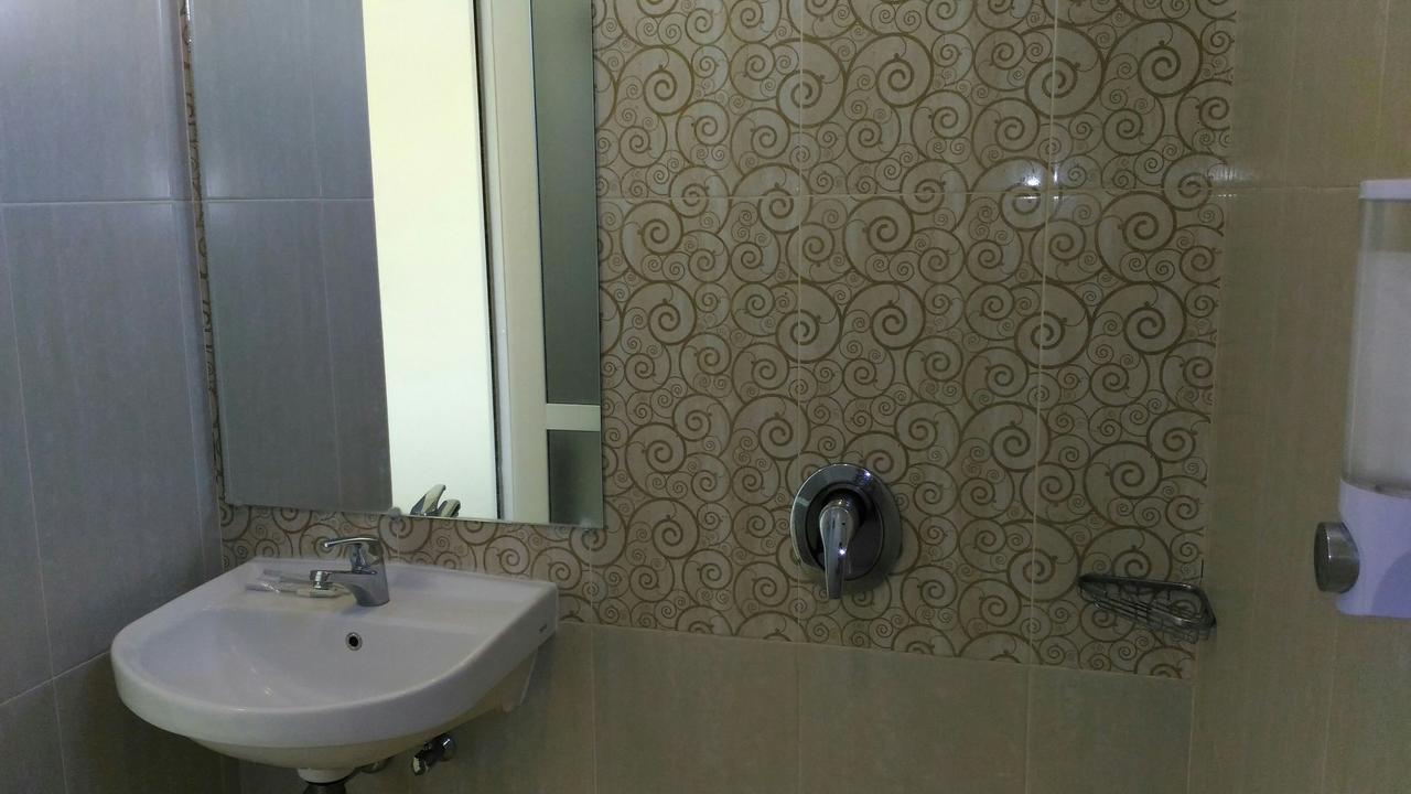 מנאדו Big Fish Hotel מראה חיצוני תמונה