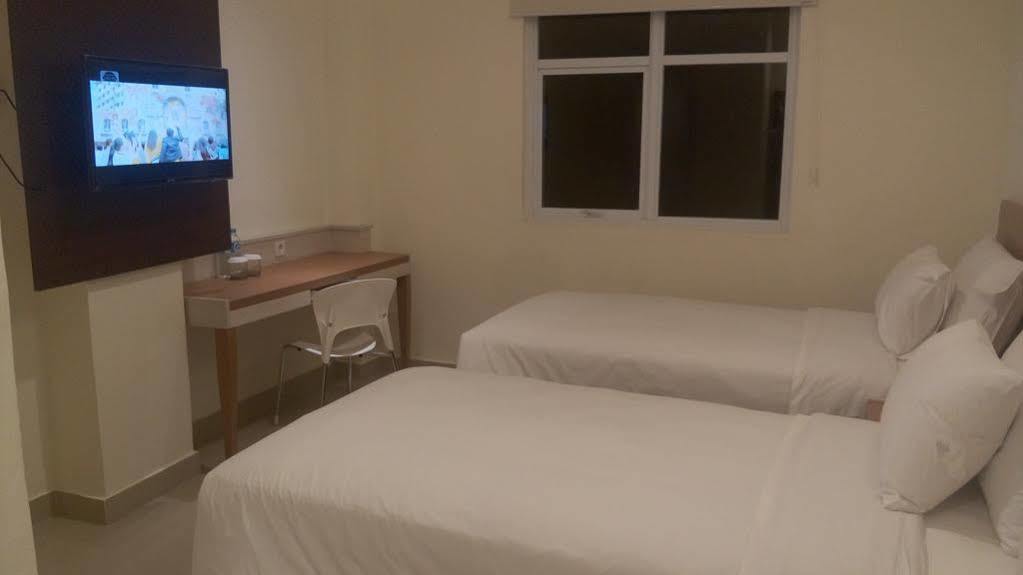 מנאדו Big Fish Hotel מראה חיצוני תמונה